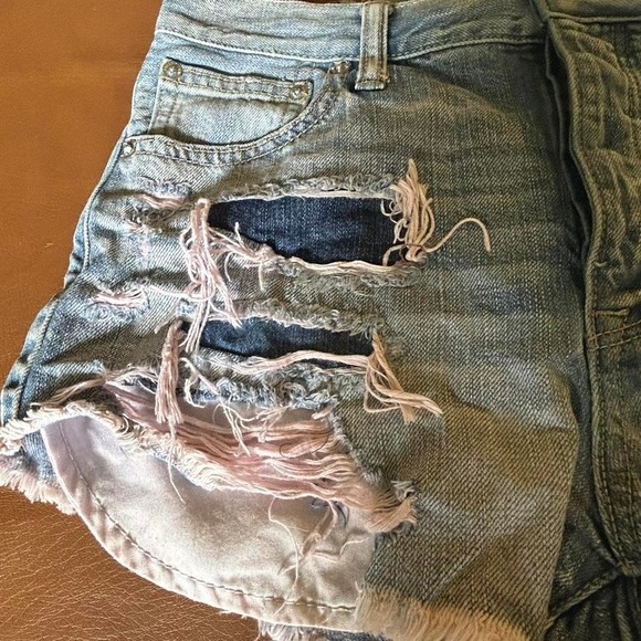 Distressed American Eagle denim shorts with pink frayed hem - Picture 2 of 6
